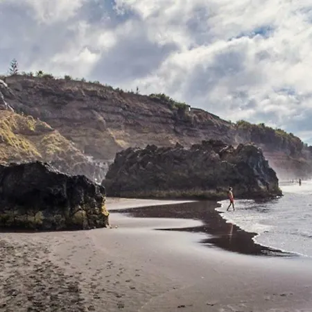 Bright Spacious Apartment, 2 Min Walk From