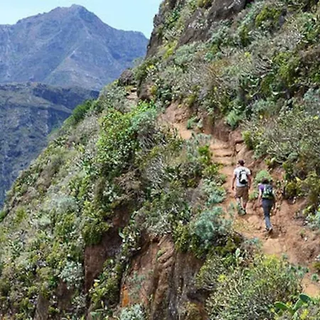 Bright Spacious Apartment, 2 Min Walk From