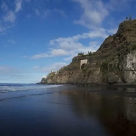 Lägenhet Bright Spacious Apartment, 2 Min Walk From