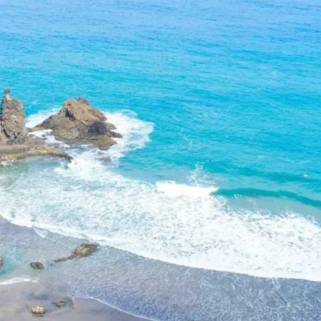 Bright Spacious Apartment, 2 Min Walk From