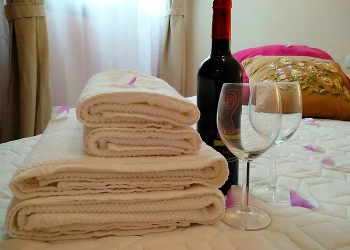 Apartmán Bright Spacious Apartment, 2 Min Walk From