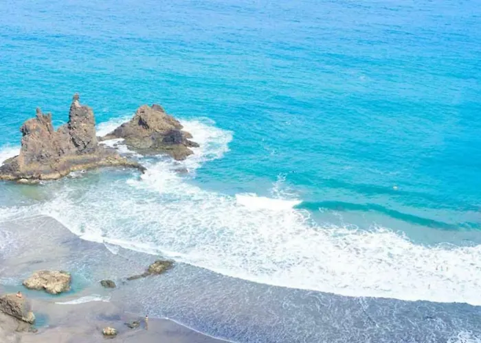 Bright Spacious Apartment, 2 Min Walk From