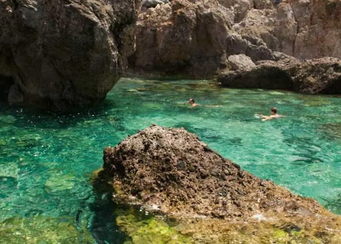 Apartmán Bright Spacious Apartment, 2 Min Walk From