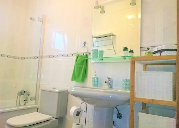 Apartmán Bright Spacious Apartment, 2 Min Walk From