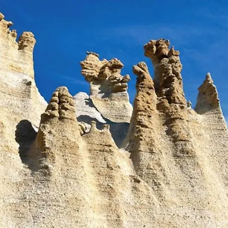 Bright Spacious Apartment, 2 Min Walk From