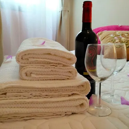 公寓 Bright Spacious Apartment, 2 Min Walk From