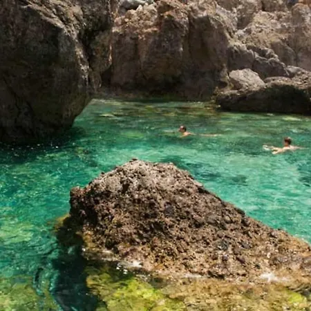 公寓 Bright Spacious Apartment, 2 Min Walk From