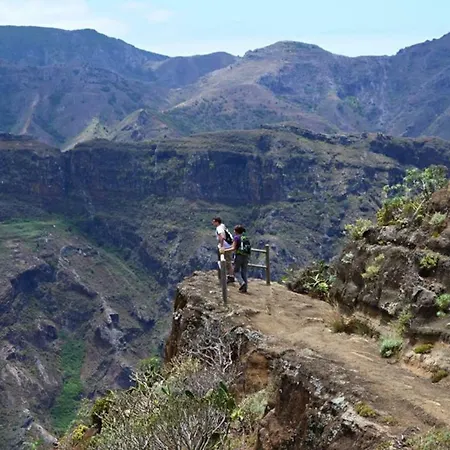 公寓 Bright Spacious Apartment, 2 Min Walk From