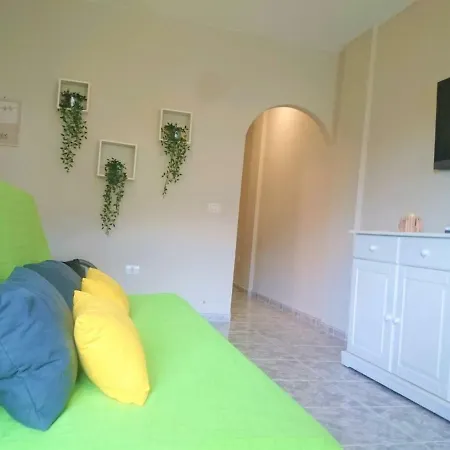 Bright Spacious Apartment, 2 Min Walk From Апартаменты Канделария