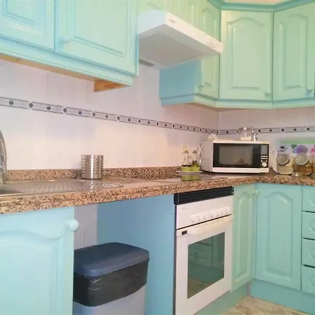 Appartement Bright Spacious Apartment, 2 Min Walk From