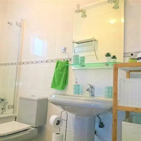 公寓 Bright Spacious Apartment, 2 Min Walk From