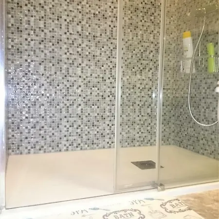 Bright Spacious Apartment, 2 Min Walk From * 坎德拉里亚