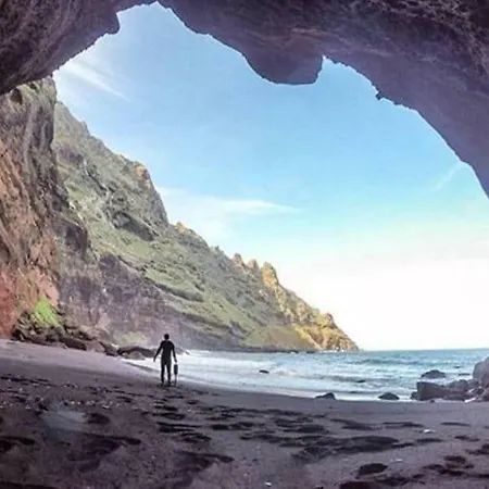 Bright Spacious Apartment, 2 Min Walk From