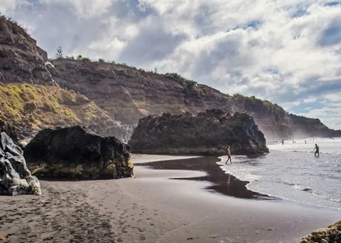 Bright Spacious Apartment, 2 Min Walk From