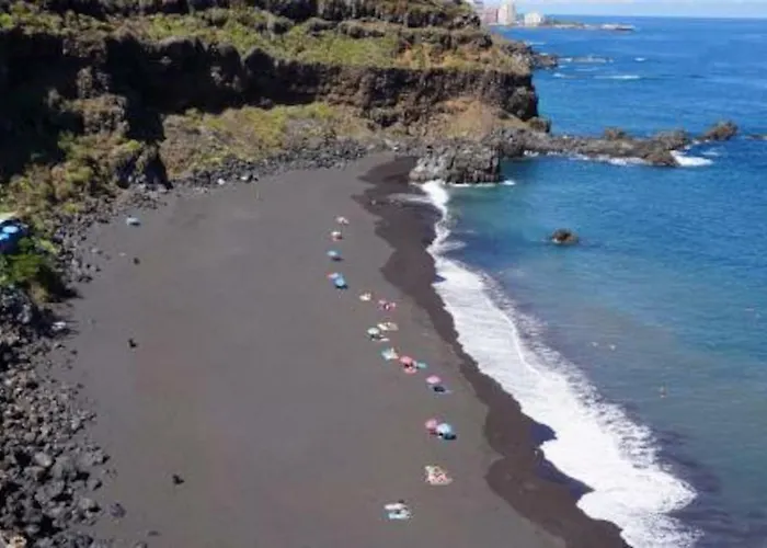 Bright Spacious Apartment, 2 Min Walk From Lägenhet