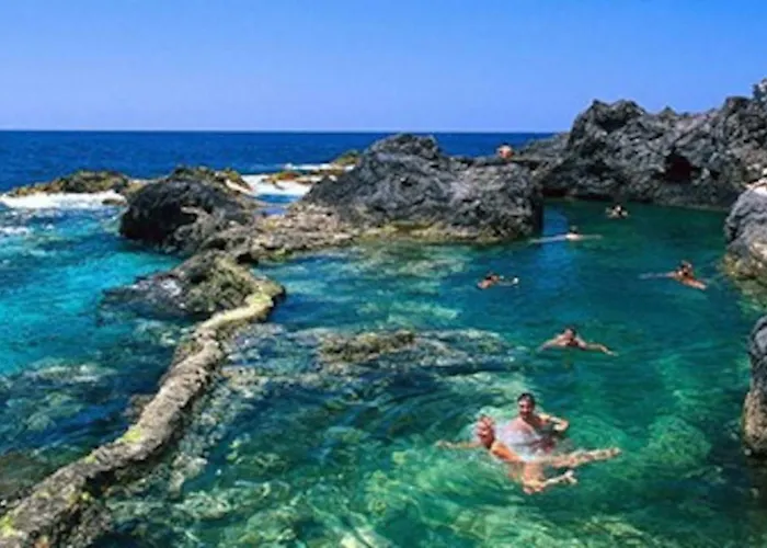 Daire Bright Spacious Apartment, 2 Min Walk From