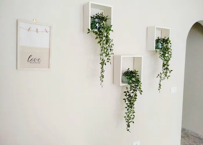 Bright Spacious Apartment, 2 Min Walk From Apartment *