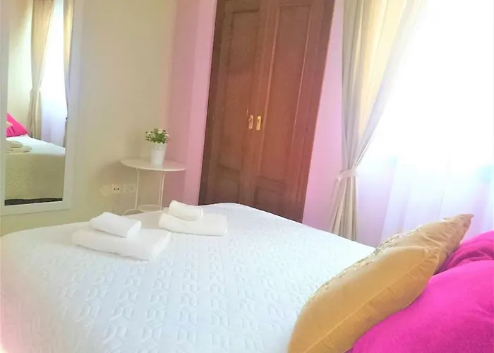 Daire Bright Spacious Apartment, 2 Min Walk From *