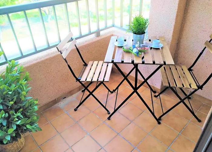 Bright Spacious Apartment, 2 Min Walk From Apartment *