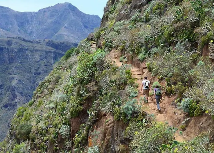 Bright Spacious Apartment, 2 Min Walk From