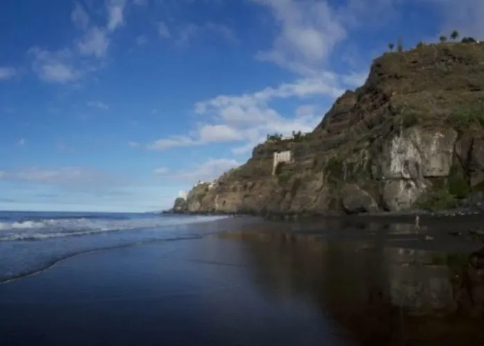 Daire Bright Spacious Apartment, 2 Min Walk From