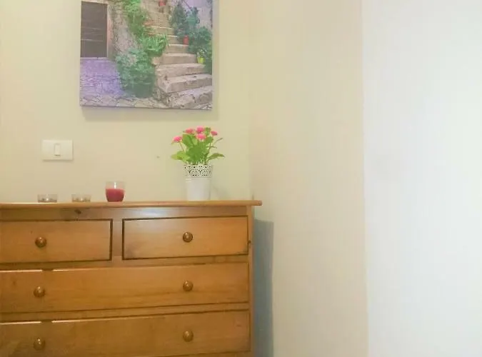 Daire Bright Spacious Apartment, 2 Min Walk From *