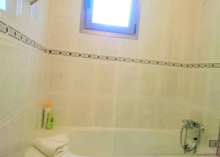 Daire Bright Spacious Apartment, 2 Min Walk From