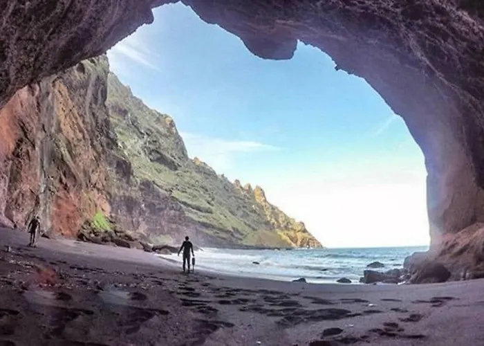 Bright Spacious Apartment, 2 Min Walk From